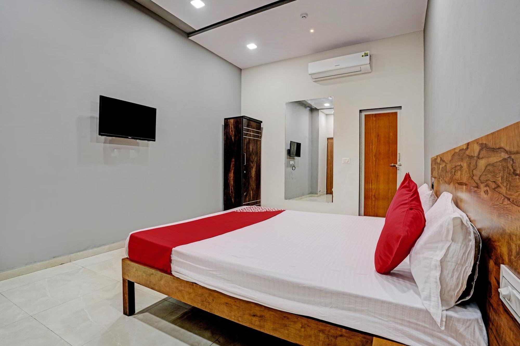 Oyo Flagship Hotel 9 Surat Exterior foto