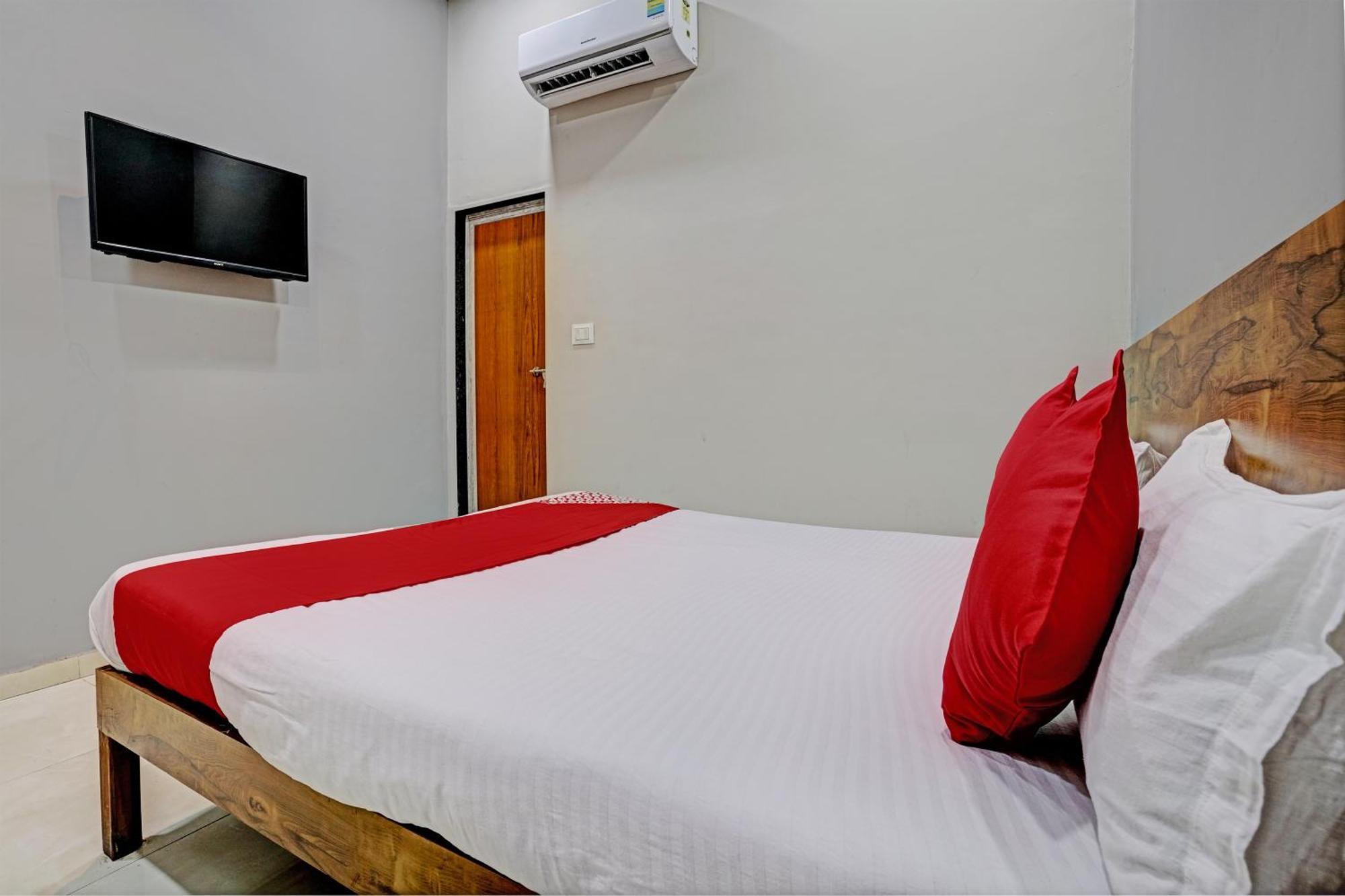 Oyo Flagship Hotel 9 Surat Exterior foto